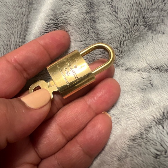 LV lock & key- Shiny - Picture 5 of 6